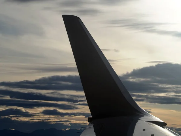 Крыло самолета в небе — стоковое фото