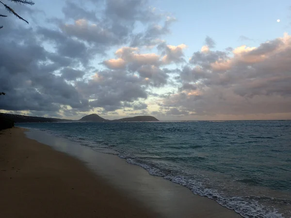 Piaszczysta linia brzegową Kahala Beach — Zdjęcie stockowe