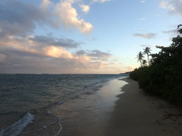 Kahala Beach i skymningen — Stockfoto