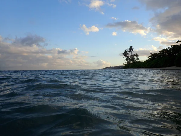 Alacakaranlıkta Kahala Plajı Dalgaları