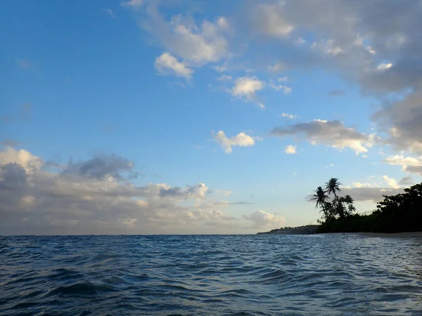 Alacakaranlıkta kahala Plajı ve Black Point dalgaları