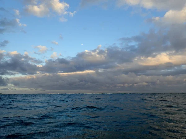 Shallow wavy ocean waters of Kahala looking into the pacific oce — Stock Photo, Image