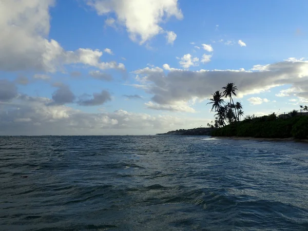 Ondas de Kahala Beach e Black Point na distância ao entardecer — Fotografia de Stock