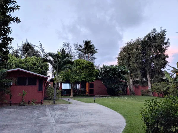 Einfahrt, Weg, Hof mit altem Baumbestand und Waimanalo-Strandhaus — Stockfoto