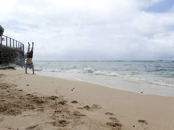 Man Handstand on beach — Stock Photo, Image
