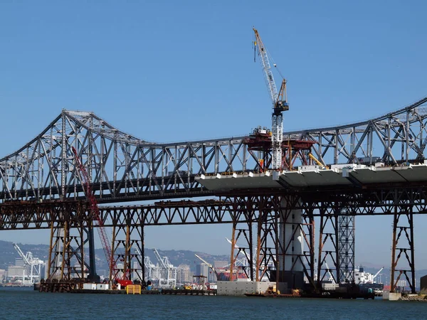 Medio acabado nueva torre Bay Bridge en construcción — Foto de Stock