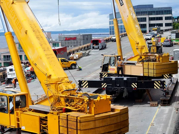 Two Over Size Load portable Barnhart Cranes works on the tear d — Stock Photo, Image