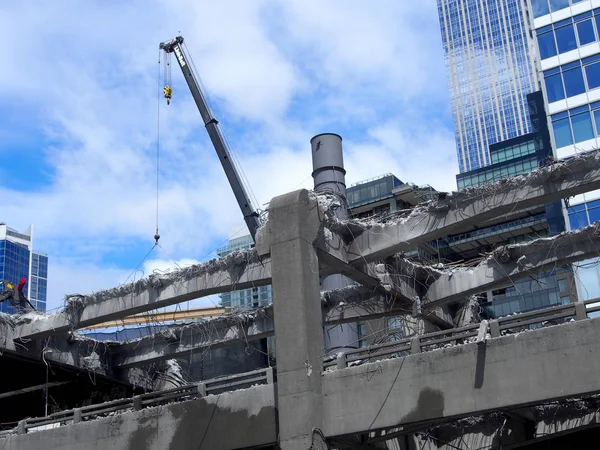 Cranes works on the tear down of State Route 99 along Seattle se — Stock Photo, Image