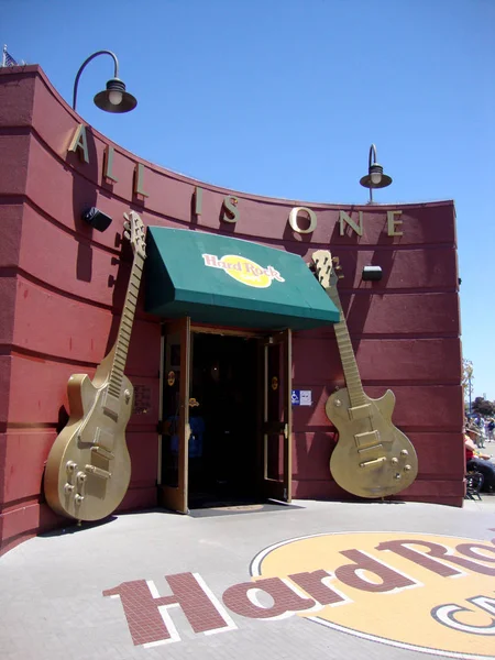 Entrée de café Hard Rock avec guitares dorées et signe — Photo