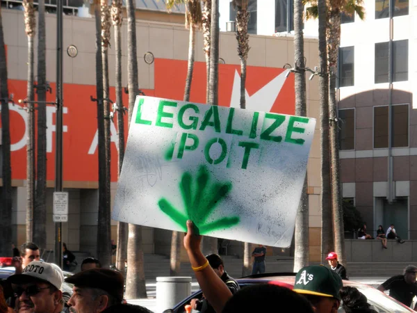 Człowiek trzyma Legalize pot Sign — Zdjęcie stockowe