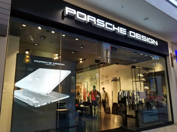Дизайнерский магазин Porsche в Ala Moana Mall — стоковое фото