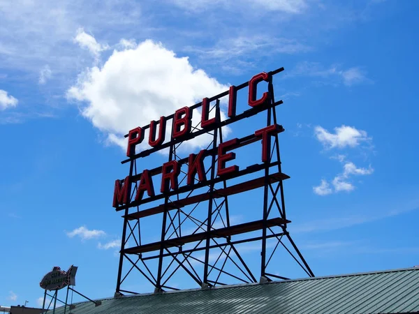 Pike place Общественный рынок и City Fish Market неоновые знаки на вершине — стоковое фото