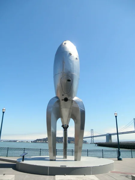 40-stopowy Raygun Rocketship gotycka rzeźba — Zdjęcie stockowe