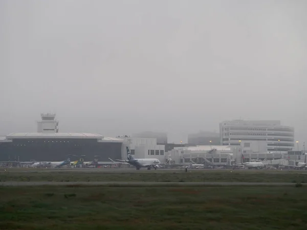 Aeropuerto de Seattle en la niebla — Foto de Stock
