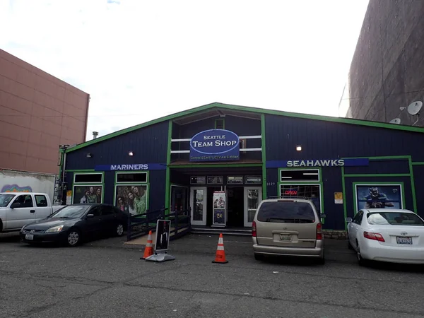 Seattle Team Shop menampilkan Mariners dan Seahawks Gear — Stok Foto