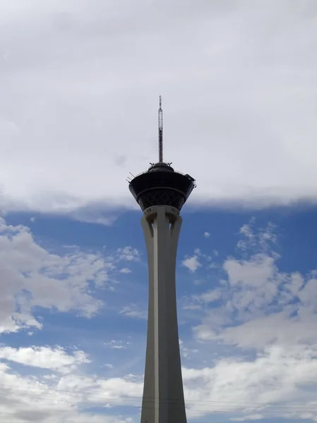 Stratosphere Tower a felhős égbolt — Stock Fotó