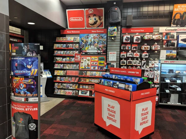 Nintendo switch och andra TV-spel Merchandise på displayen på G — Stockfoto