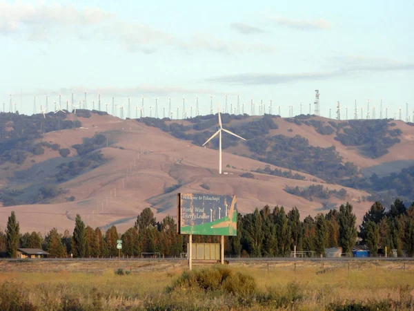 Modern W ile Tehachapi Dünya Rüzgar Enerjisi Lideri Sign hoşgeldiniz — Stok fotoğraf