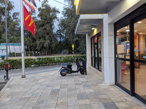 McDonalds Loja de entrada, ciclomotores e bandeiras — Fotografia de Stock