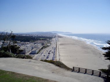 Ocean Beach manzaralı Sutro Heights'ta geçit