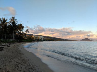 Alacakaranlıkta Kahala Plajı