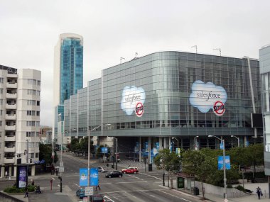 Moscone C 'deki 4. ve Howard caddelerinde satış gücü kongresi.