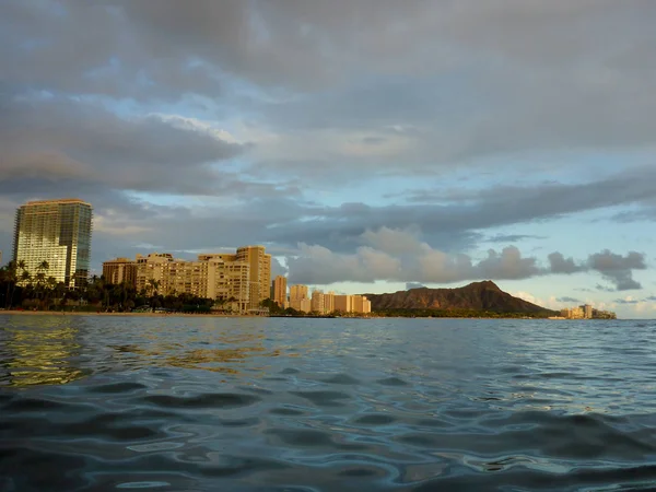 Waikiki Edifício do hotel, nuvens e cratera Diamond Head no d — Fotografia de Stock