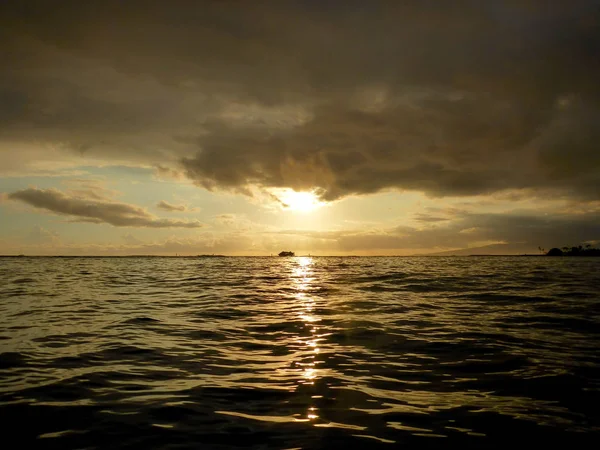 Solnedgång över havet med ljusreflekterande på havsvågor Movin — Stockfoto