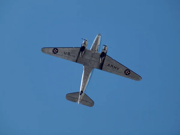 US Army Propeller plane flies overhead — Stock Photo, Image