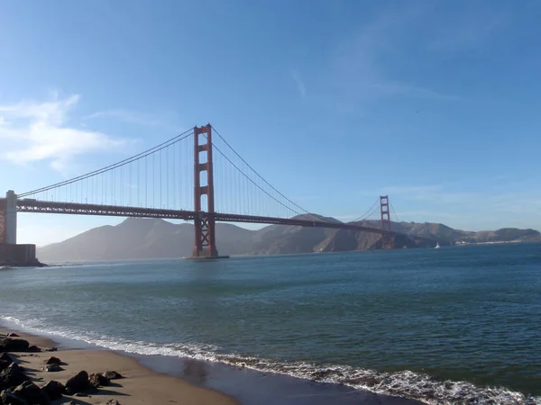 Praia e Golden Gate Bridge à distância — Fotografia de Stock