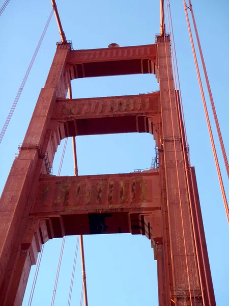 Art-Deco-Turm und Tragseile auf der goldenen Torbrücke — Stockfoto