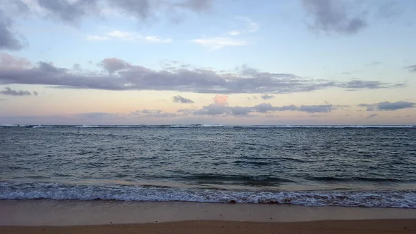 Piaszczysta linia brzegową Kahala Beach i Oceanu Spokojnego — Zdjęcie stockowe