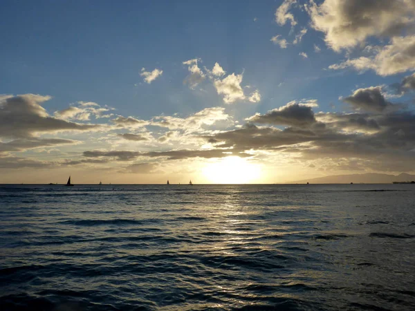 Pôr-do-sol dramático sobre as nuvens e refletir sobre o Pacífico oc — Fotografia de Stock