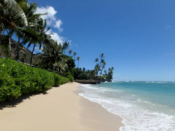 Makalei Playa con olas lapear, napakaa, pared de roca de lava y Co — Foto de Stock