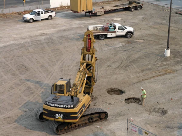 Densifiering Cat bulldozer gör hål i marken — Stockfoto