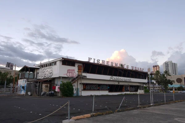 Restaurante Landmark and Closed Fisherman 's Wharf con Graffiti — Foto de Stock