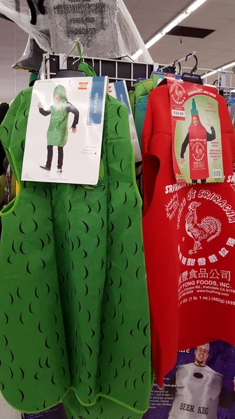Pickle, Sriracha Sauce Bottle, and Beer Keg Halloween Costumes o — 图库照片