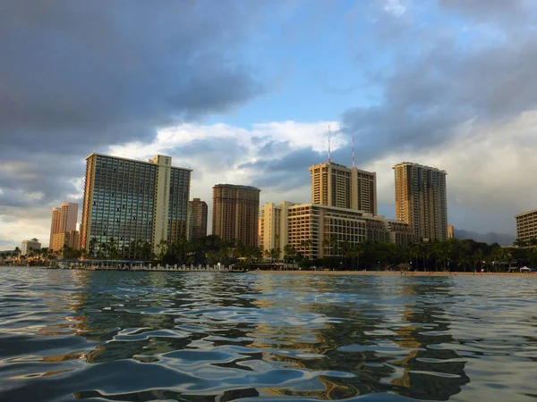 Hilton Hawaiian Village Waikiki Beach Resort and people on the K — Stock Photo, Image