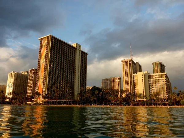 Hilton Hawaiian Village Waikiki Beach Resort et les gens sur la K — Photo