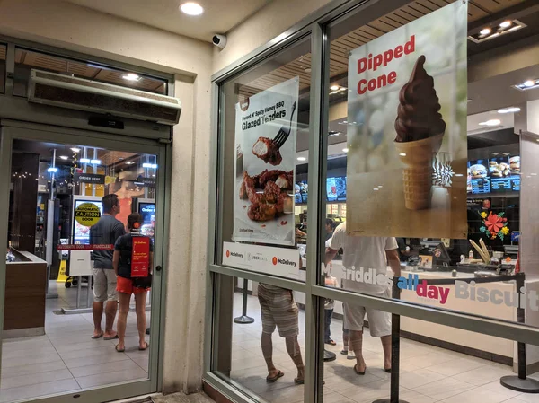 Entrada a la tienda McDonalds con anuncios de comida en ventanas de cristal en W —  Fotos de Stock