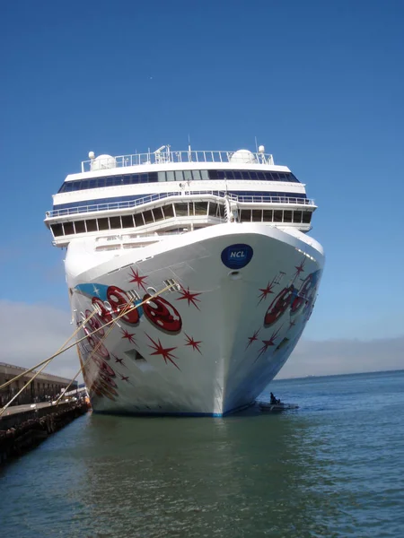 Kreuzfahrtschiff der norwegischen Reederei ankert an Pier — Stockfoto