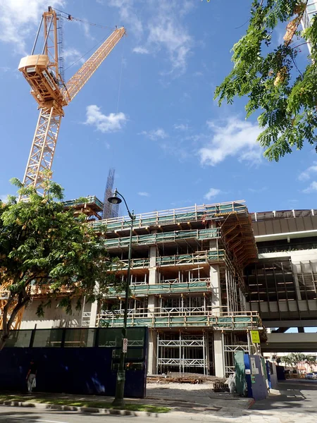 Stavební jeřáb staví rezidence Ritz-Carlton — Stock fotografie