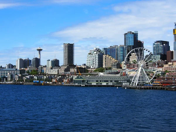 Waterfront Park com roda gigante, agulha espacial e paisagem urbana — Fotografia de Stock