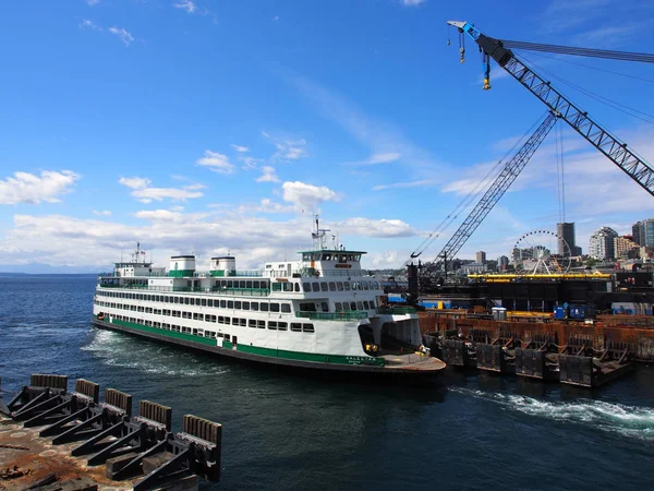 Fähre verlässt Fährterminal in den Puget Sound — Stockfoto