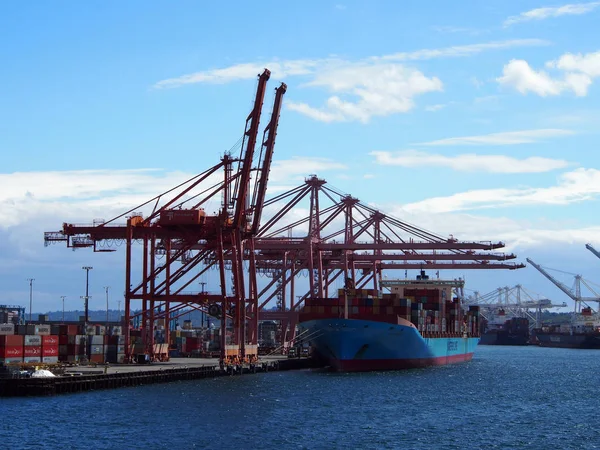 Shipping boat unloaded in Seattle harbor by cranes — Stock Photo, Image