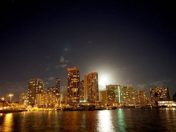 Full Large Moon Levanta Sobre Waikiki Hotéis Marina Noite Oahu — Fotografia de Stock