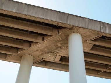 Kaliforniya 'nın San Francisco Mission Bay bölgesinde gökyüzündeki büyük sütun kulesinin üstündeki üst geçit..