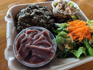 Hawaii Lau Lau tabağı Taze / Day Old Poi ile servis edilir kasede, salata, karton bir kutuda tofu dürtüsü.