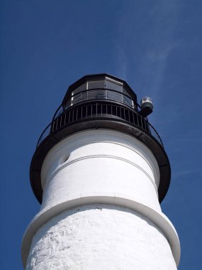 Portland Lighthouse 'a yakın çekim. Portland Head Light, Maine, Cape Elizabeth 'te tarihi bir deniz feneridir. Işık istasyonu, Casco Körfezi 'nde bulunan Portland Limanı' na giden ana nakliye kanalının girişindeki bir kara parçasının üzerinde bulunuyor.