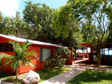 Oahu, Hawaii 'de güzel bir günde bahçeli Red Waimanalo Plaj Evi.
